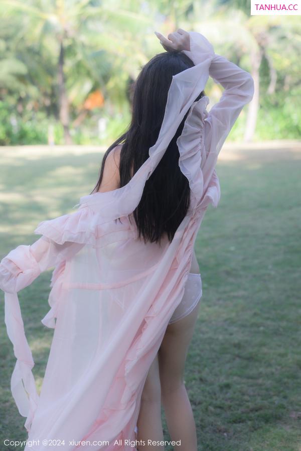   [XiuRen]高清写真图 2024.01.23 No.8007 小薯条nienie 户外美腿第7张图片
